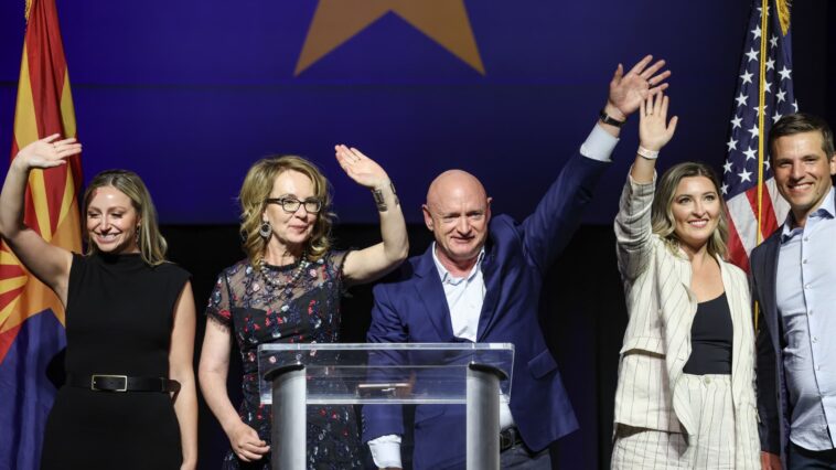 Mark Kelly vence a la elección republicana de Trump, Blake Masters, proyectos de NBC News