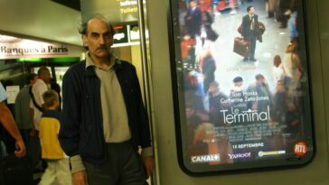 Refugiado iraní que inspiró la película de Spielberg "The Terminal" muere dentro del aeropuerto de París |  CNN