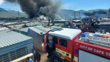 Residentes de Masiphumelele reconstruyen su estructura después de un devastador incendio