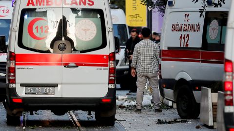 Las ambulancias y la policía acuden a la escena en una parte bulliciosa de Estambul.