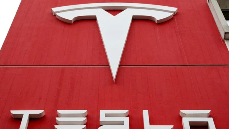 Tesla llama a revisión 321.000 vehículos estadounidenses por problemas con las luces traseras