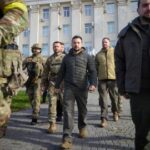 El presidente de Ucrania, Volodymyr Zelensky, visita Kherson el lunes.