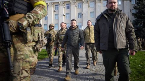 El presidente de Ucrania, Volodymyr Zelensky, visita Kherson el lunes.