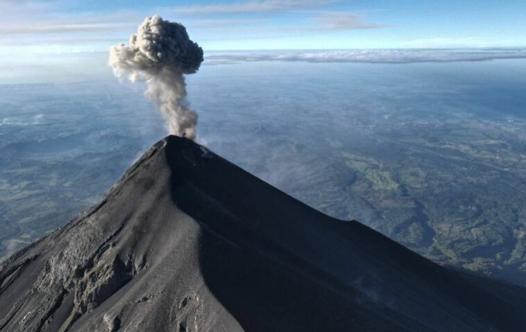 Unas 215 personas murieron en 2018 cuando el volcán de Fuego entró en erupción, pero hasta el momento no se han ordenado evacuaciones