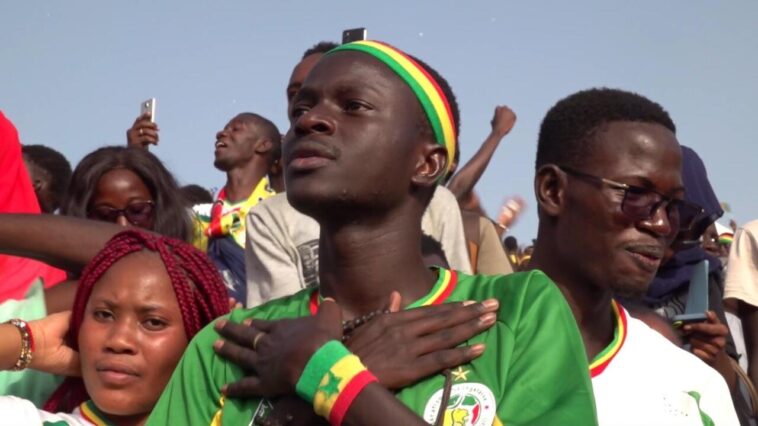 Aficionados de Senegal se regocijan cuando el equipo avanza a octavos de final de la Copa del Mundo en Qatar