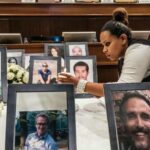 Un empleado de la ONU enciende una vela entre los retratos de las víctimas del accidente del Boeing 737 Max de Ethiopian Airlines en el que murieron 157 personas.