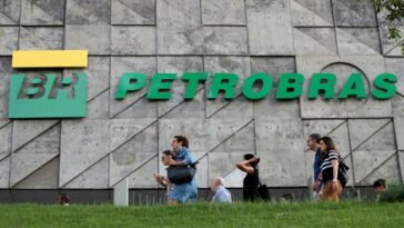 CEO de Petrobras se irá mientras Lula se prepara para asumir el cargo en Brasil