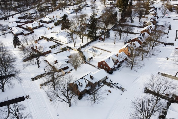Una vista de un barrio cubierto de nieve