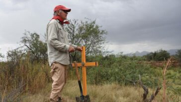 El hombre que planta cruces donde mueren los migrantes