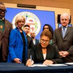 La alcaldesa Karen Bass firma una declaración de emergencia sobre el problema de las personas sin hogar