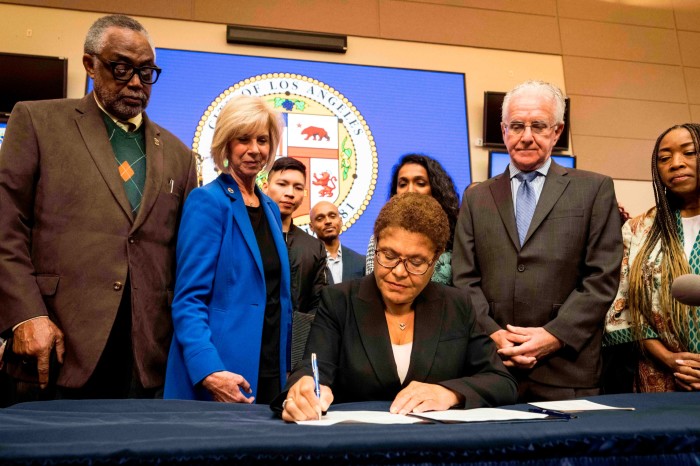 La alcaldesa Karen Bass firma una declaración de emergencia sobre el problema de las personas sin hogar