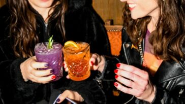 Dos mujeres, cada una con bebidas no alcohólicas.