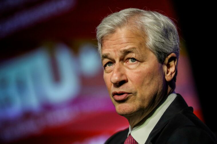 Dimon llama a crypto un 'espectáculo secundario completo' y dice que los tokens son 'rocas mascota'