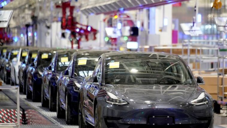 Exclusivo-Tesla reducirá la producción en Shanghái en enero, muestra el plan