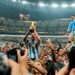Lionel Messi levanta la Copa del Mundo