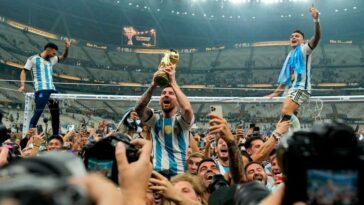 Lionel Messi levanta la Copa del Mundo