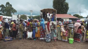 Huyendo de la República Democrática del Congo, miles de refugiados congoleños llegan a Uganda