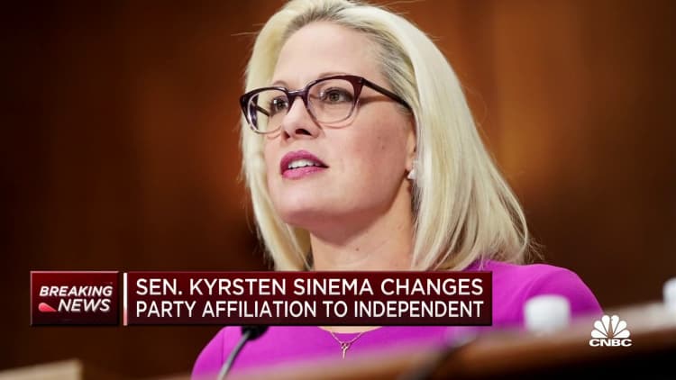 La senadora de Arizona Kyrsten Sinema cambia su afiliación partidaria a independiente