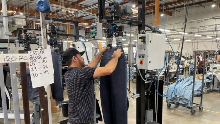 Los robots se fijan en un nuevo trabajo: coser blue jeans