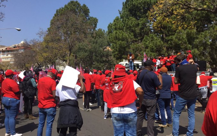 Los trabajadores del servicio público comparan la demanda de aumento salarial con la lucha contra el apartheid