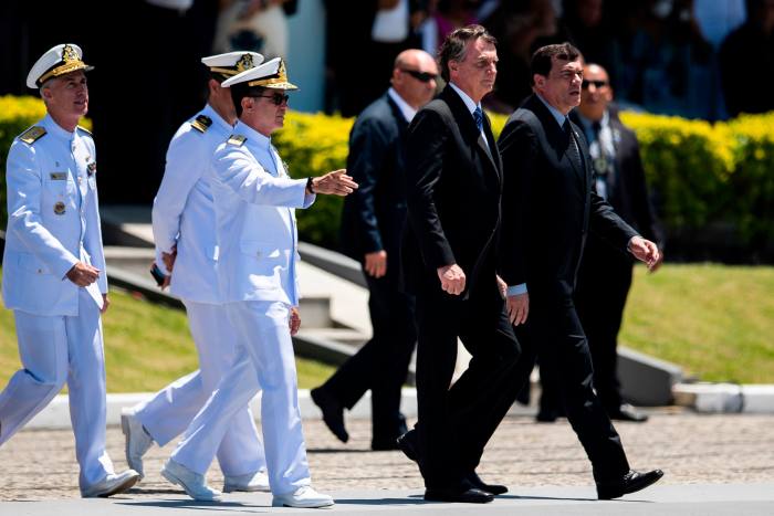 El presidente Jair Bolsonaro, centro derecha, y el ministro de Defensa, Paulo Sérgio Nogueira, derecha, asisten a una ceremonia de graduación de la Declaración de la Guardia Naval.