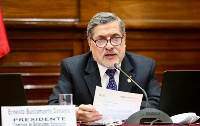 Ernesto Bustamante, miembro del principal partido de oposición Fuerza Popular, y destacado investigador científico ha criticado al presidente argentino Fernández