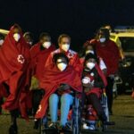 Más de 100 inmigrantes llegan a la isla española de Lanzarote en balsas