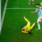 Lionel Messi reacciona más rápido a un rebote del portero francés Hugo Lloris para marcar el tercer gol de su equipo