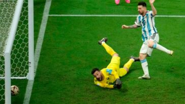 Lionel Messi reacciona más rápido a un rebote del portero francés Hugo Lloris para marcar el tercer gol de su equipo