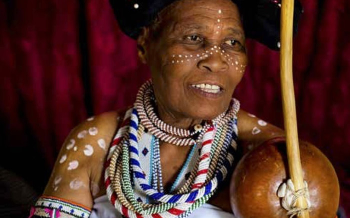 Murió el legendario músico xhosa e ícono cultural Dr. Latozi Madosini Mpahleni