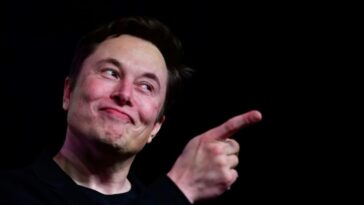 Musk pierde el título más rico del mundo ante Arnault de LVMH y Tesla se deshace