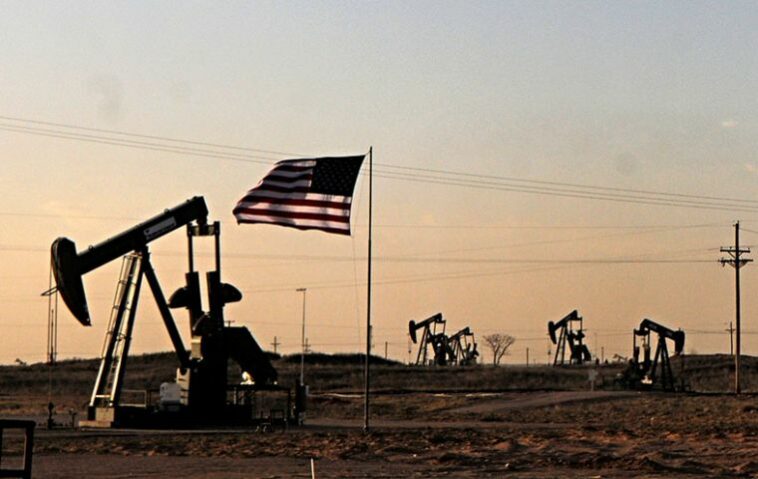 Los expertos pronostican que la producción de petróleo crudo de EE. UU. alcanzará un máximo histórico en junio de 2023, y señalaron que la producción total de líquidos de petróleo de EE. UU. ya se ha recuperado por completo del colapso de la pandemia.