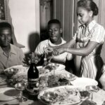 Pelé en una comida familiar en 1958 con su padre Dondinho mientras su madre Doña Celeste sirve comida