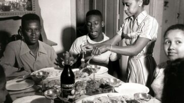 Pelé en una comida familiar en 1958 con su padre Dondinho mientras su madre Doña Celeste sirve comida