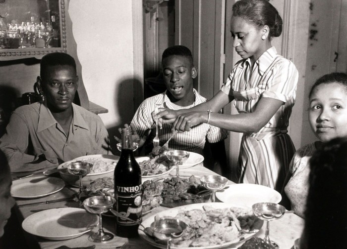 Pelé en una comida familiar en 1958 con su padre Dondinho mientras su madre Doña Celeste sirve comida