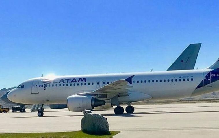 Aviones LATAM en MPC.  El vuelo semanal de los sábados desde Punta Arenas podría verse afectado si la huelga de pilotos domésticos despega a fin de mes.