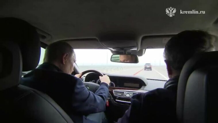 Putin condujo a través del puente de Crimea.  Hubo un ataque terrorista hace menos de dos meses.