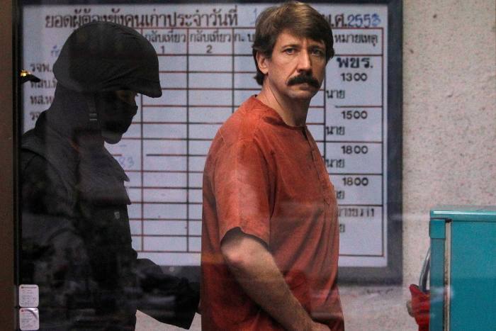 Viktor Bout es escoltado por un miembro de la unidad especial de policía tailandesa.