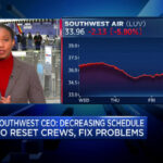DOT examinará a Southwest Airlines después de que el 70% de los vuelos vean cancelaciones