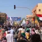 Sudán: Manifestantes se reúnen en Jartum mientras los partidos y el ejército firman un acuerdo de transición