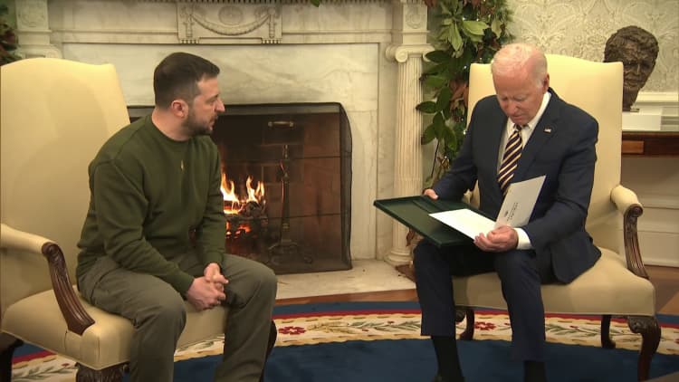 presidente de Ucrania  Zelenskyy visita Pres.  Biden en la Casa Blanca, le entrega una medalla