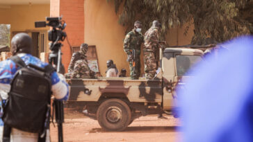 46 soldados marfileños indultados por la junta parten de Malí