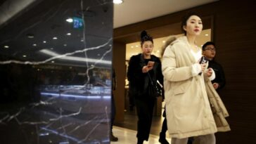 A medida que se reanudan los viajes, los compradores de lujo de China preguntan: ¿París o Hainan?