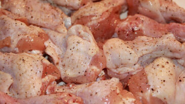 Astral Foods dice que los cortes de energía afectan la capacidad de suministrar pollo a los restaurantes