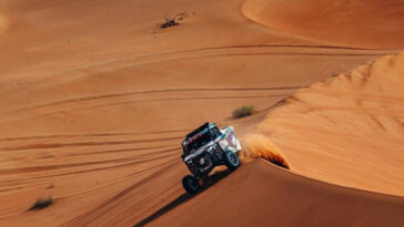 Eben Basson y Leander Pienaar compitiendo en el Rally Dakar 2023.  Imagen: #TeamHilux Rally-Raid/ suministrado.