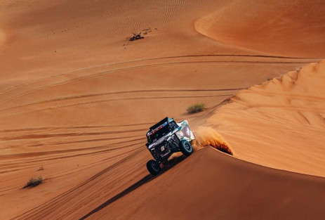 Eben Basson y Leander Pienaar compitiendo en el Rally Dakar 2023.  Imagen: #TeamHilux Rally-Raid/ suministrado.