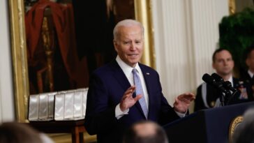 Biden conmemora aniversario de disturbios pro-Trump del 6 de enero con medallas presidenciales
