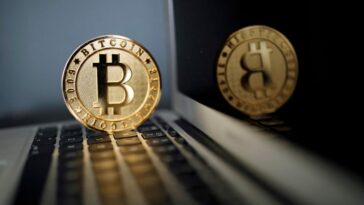 Bitcoin sube 6% a $19,005