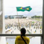 Un hombre ondea la bandera de Brasil mientras los partidarios del expresidente brasileño Jair Bolsonaro se manifiestan contra el presidente Luiz Inacio Lula da Silva.