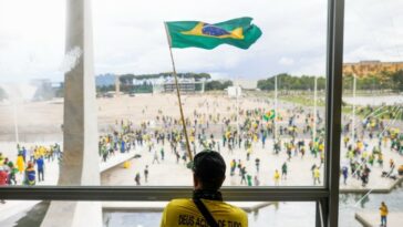 Un hombre ondea la bandera de Brasil mientras los partidarios del expresidente brasileño Jair Bolsonaro se manifiestan contra el presidente Luiz Inacio Lula da Silva.